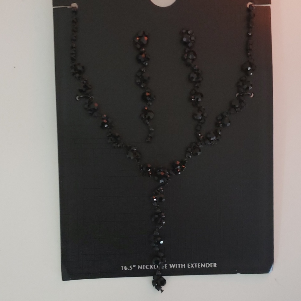 Necklace and earrings ..📿❗NEW❗